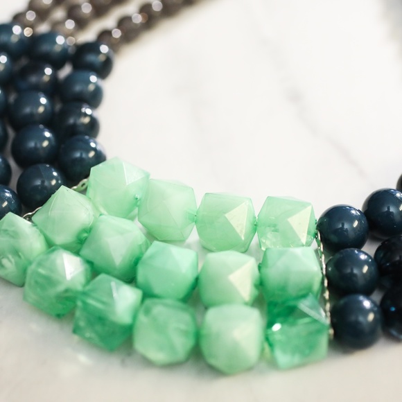 Beaded necklace and bracelet - Picture 6 of 11